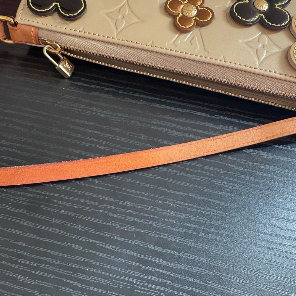 Louis Vuitton Limited Edition Beige Vernis Lexington Fleurs Accessories Pochette - Picture 8 of 9